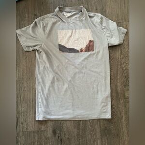 American Eagle Graphic Tee XS Gray “Finding Balance” Mountain Print